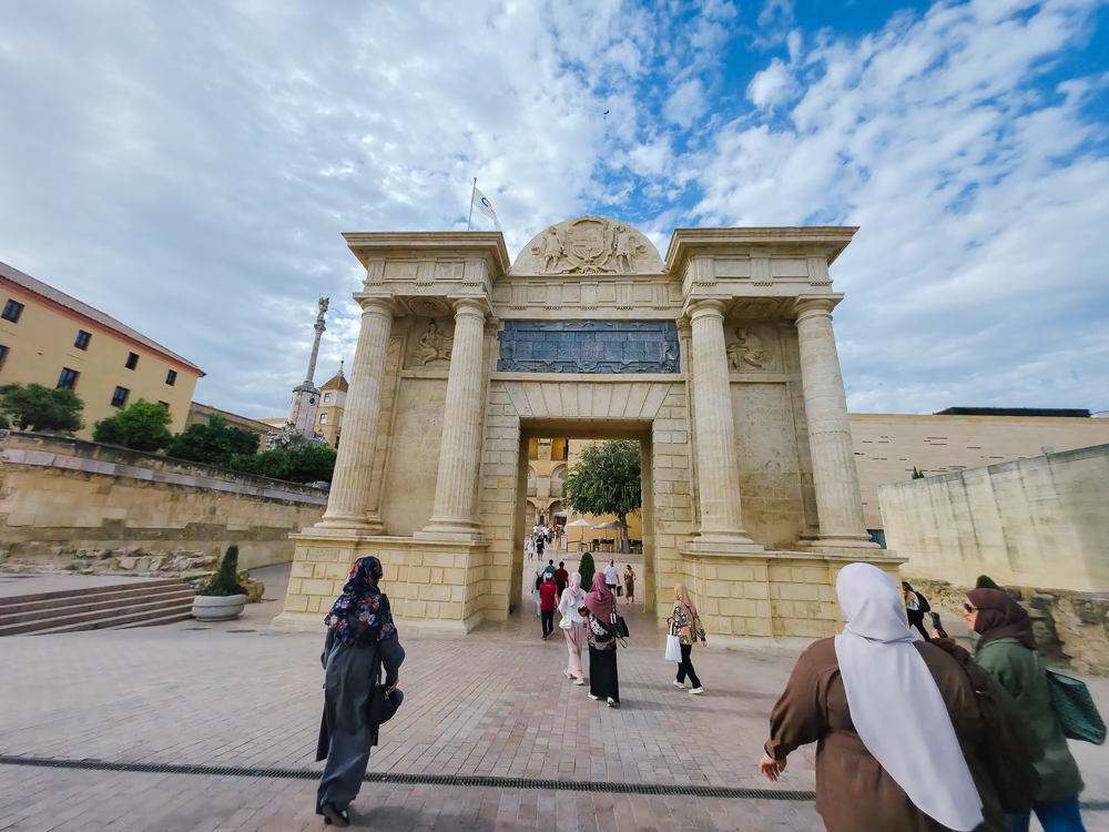 Puerta del Puente di hujung utara Jambatan Rom Córdoba