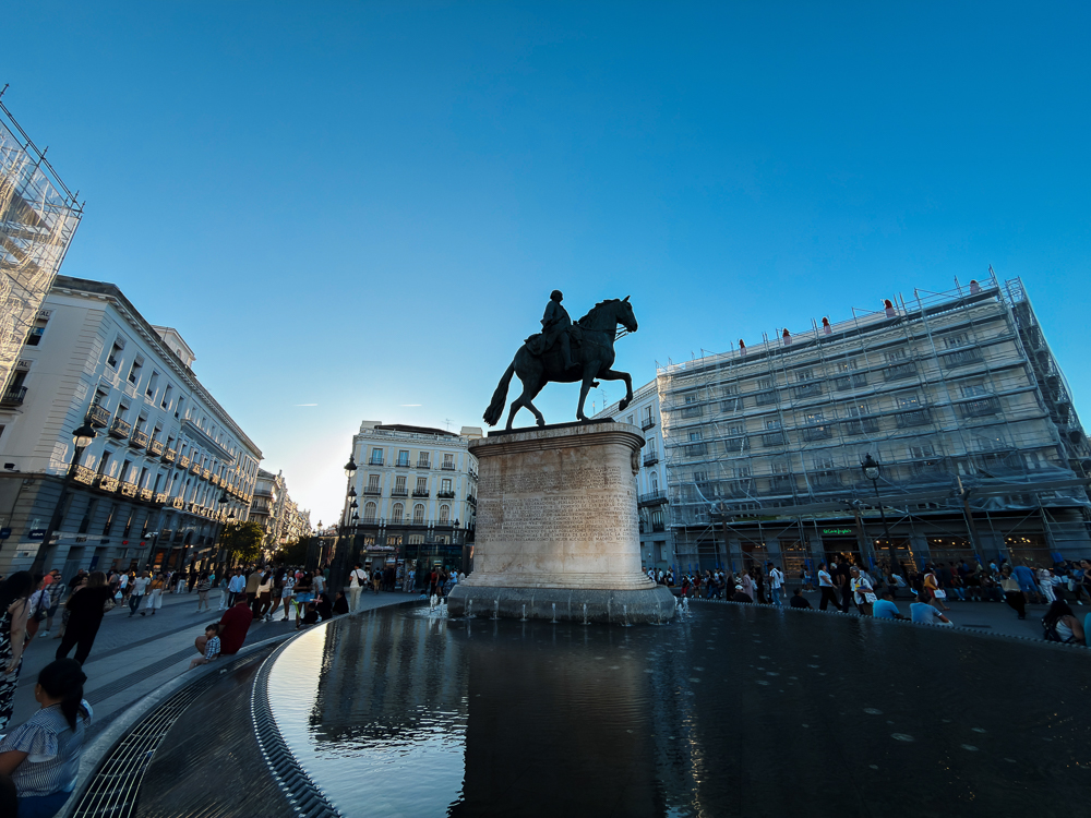 Patung berkuda dan air pancut di Puerta del Sol, Madrid