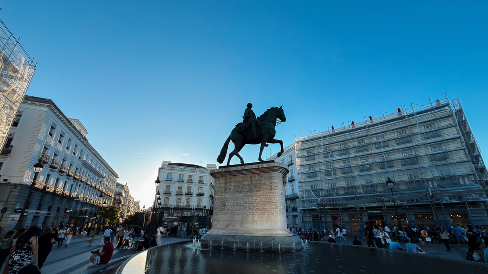 Patung berkuda Carlos III di Puerta del Sol ketika petang