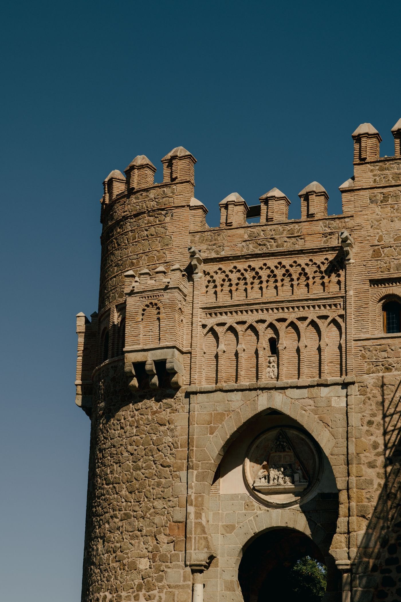 Puerta del Sol bergaya Mudéjar dengan gerbang ladam kuda di Toledo