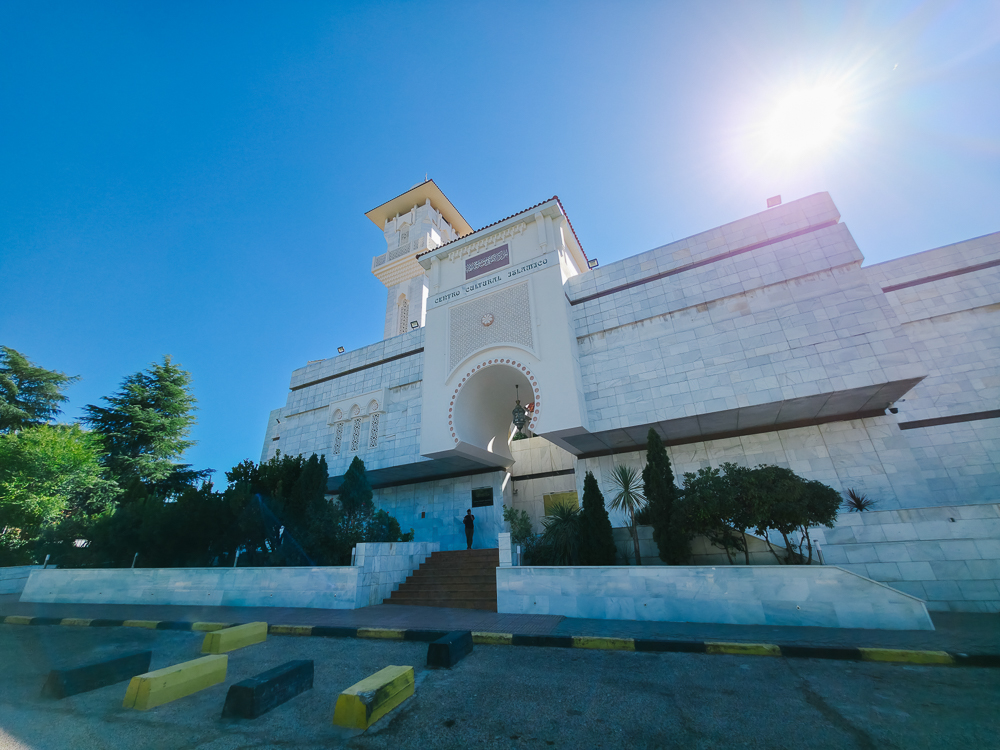 Fasad Pusat Kebudayaan Islam Madrid di M-30