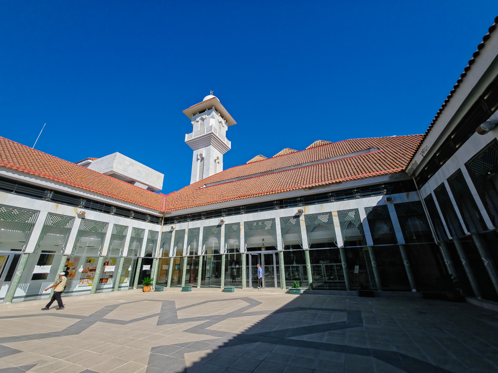 Halaman dalam dan menara Pusat Kebudayaan Islam Madrid