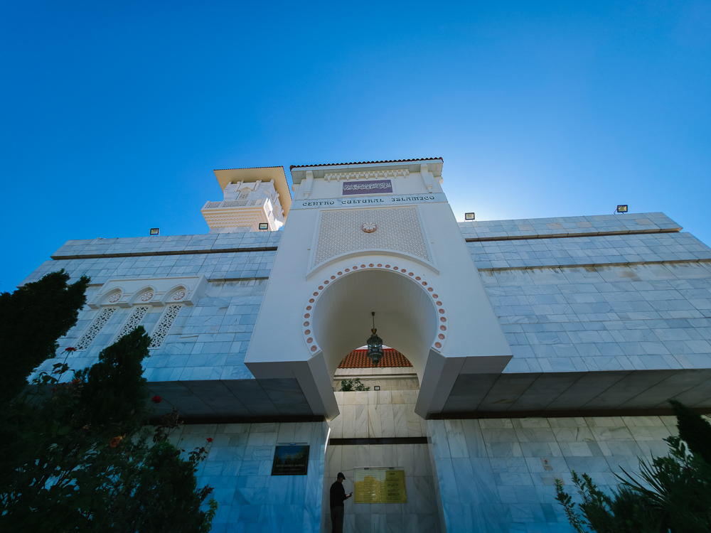 Pintu masuk berlengkung Pusat Kebudayaan Islam Madrid