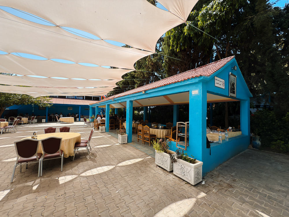 Ruang makan terbuka sebuah restoran dalam perjalanan ke Chefchaouen