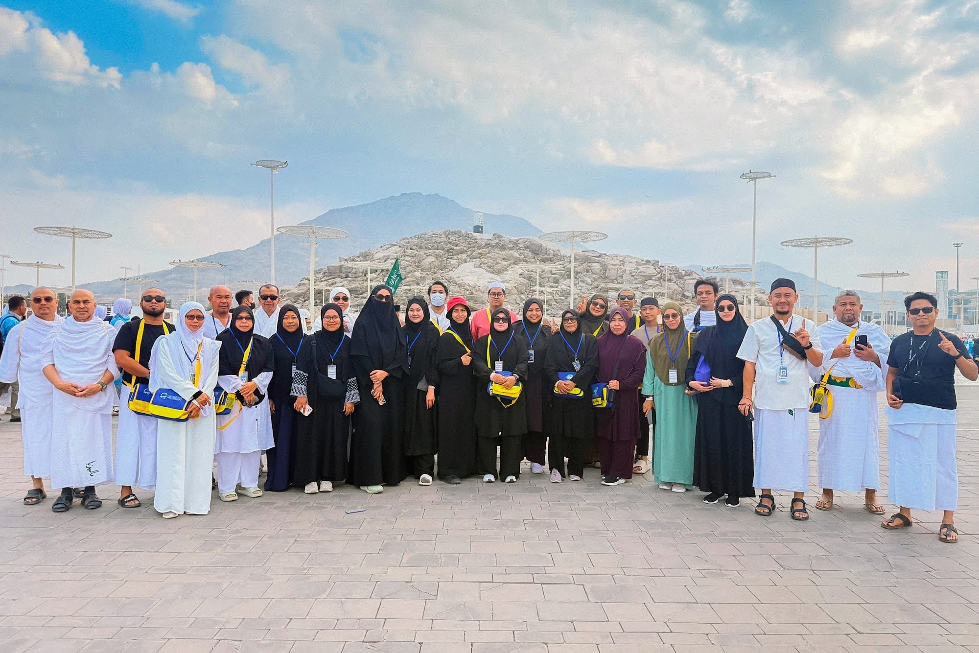 Rombongan jemaah umrah bergambar ketika program ziarah biasa bersama agensi