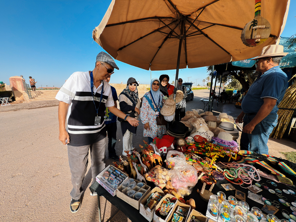 Rombongan Kembara Sufi melihat barangan kraf di gerai tepi Taman Menara Marrakech