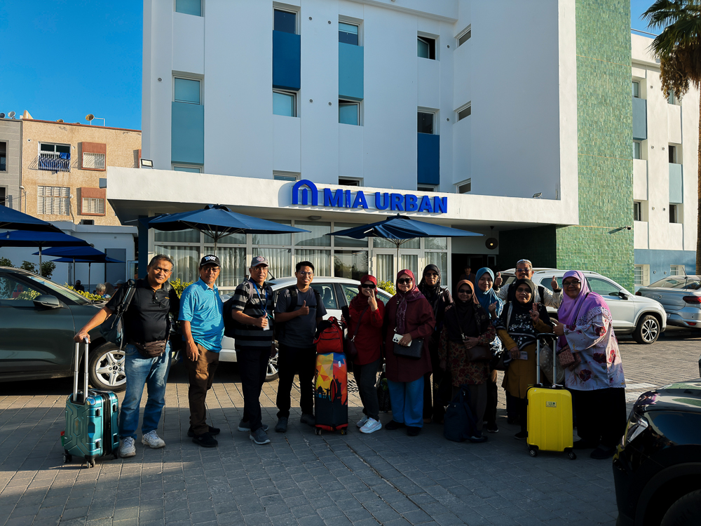 Rombongan Kembara Sufi di hadapan hotel di Fes