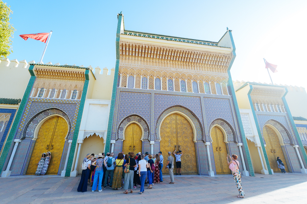 Rombongan Kembara Sufi bergambar di hadapan Istana Diraja Fes
