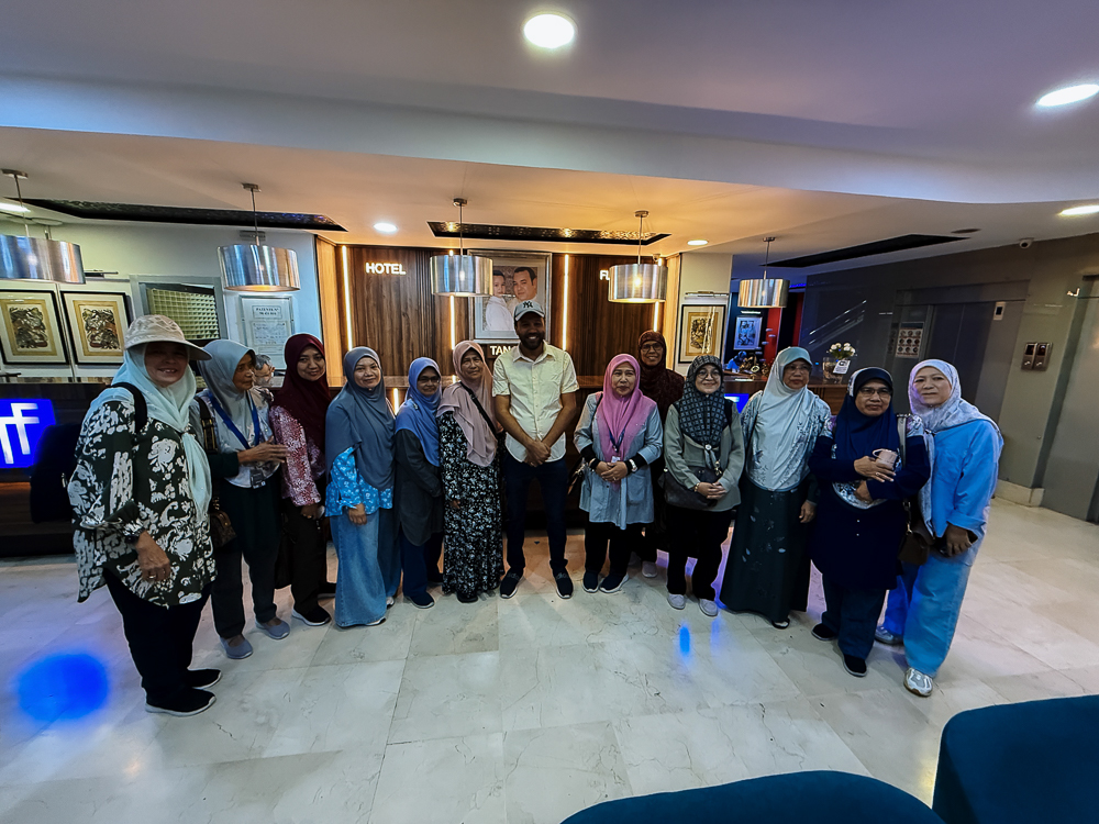Rombongan Kembara Sufi berkumpul di lobi hotel
