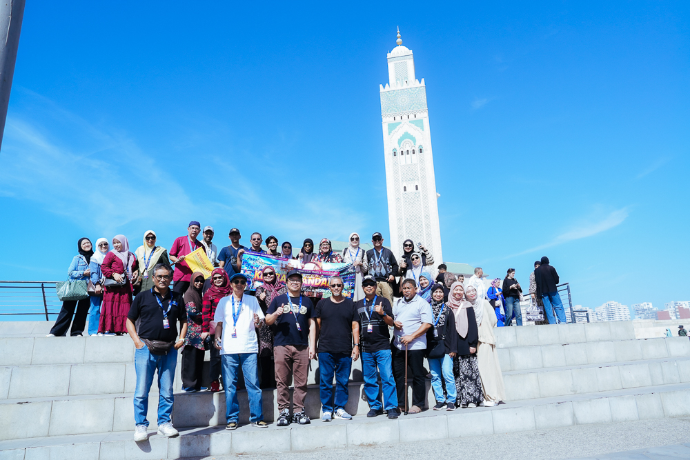Rombongan Kembara Sufi bergambar di hadapan Masjid Hassan II Casablanca