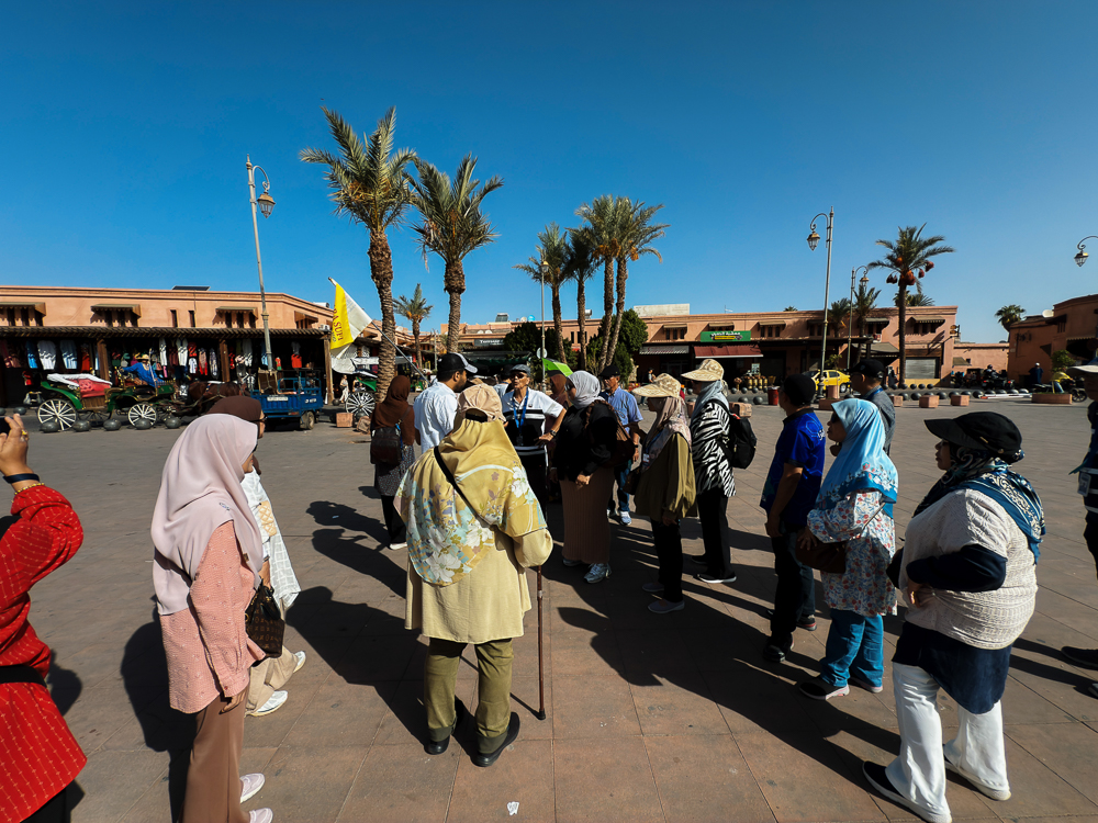 Rombongan Kembara Sufi berjalan ke arah medina Marrakech