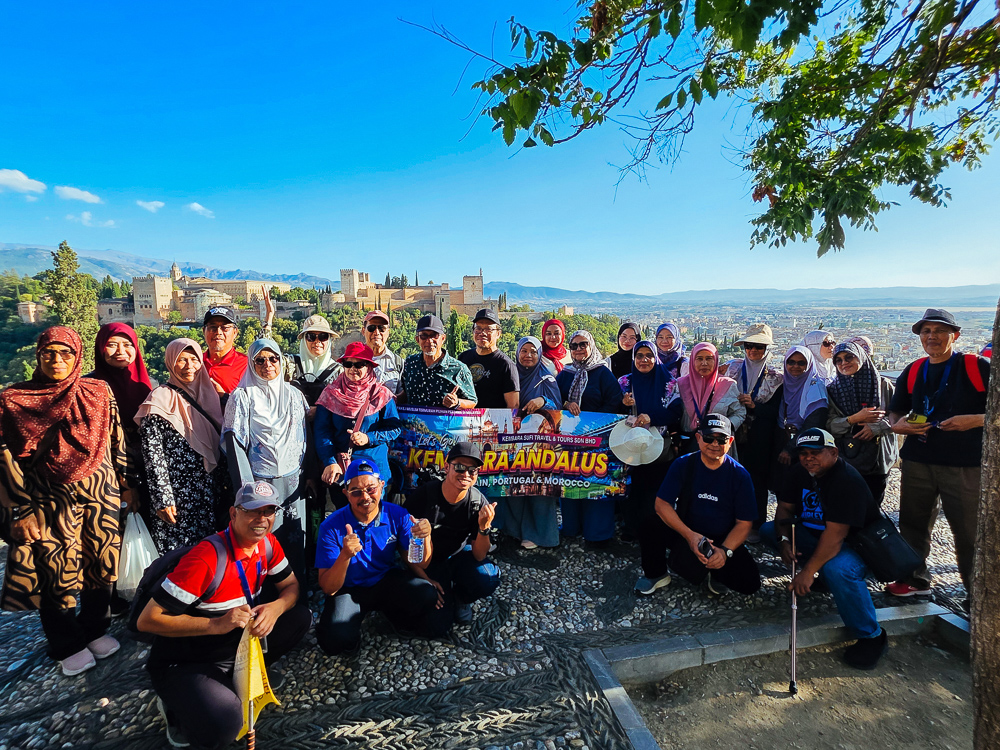 Rombongan Kembara Sufi berlatar Alhambra di Albaicín