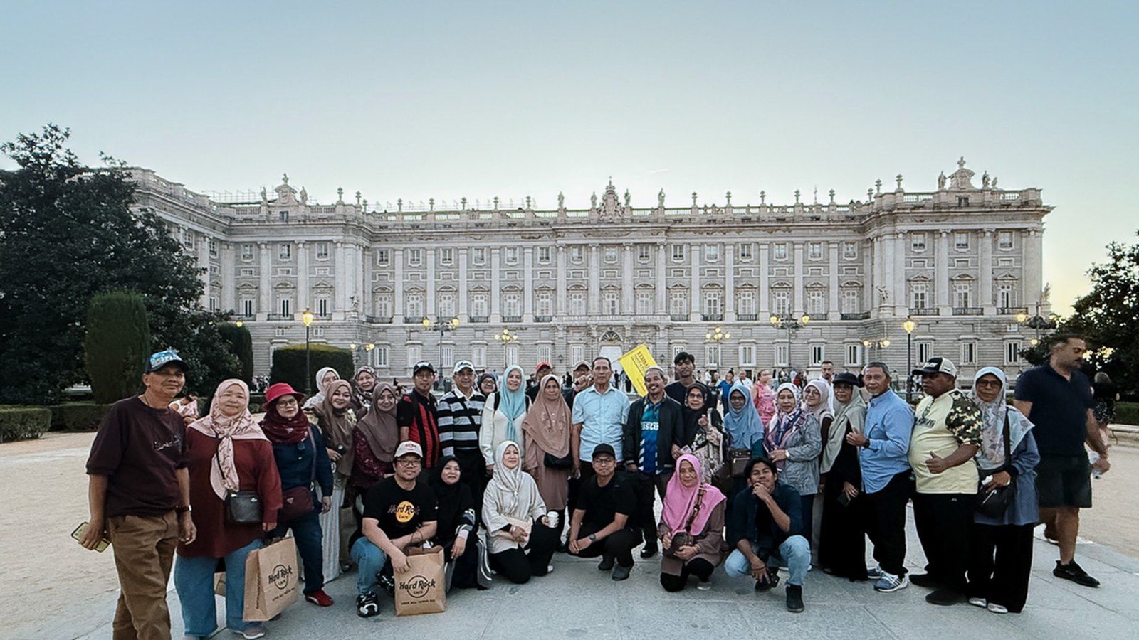 Rombongan Kembara Sufi bergambar di hadapan Palacio Real Madrid ketika senja