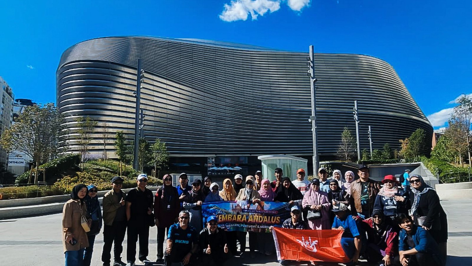 Rombongan Kembara Sufi bergambar di hadapan Stadium Santiago Bernabéu