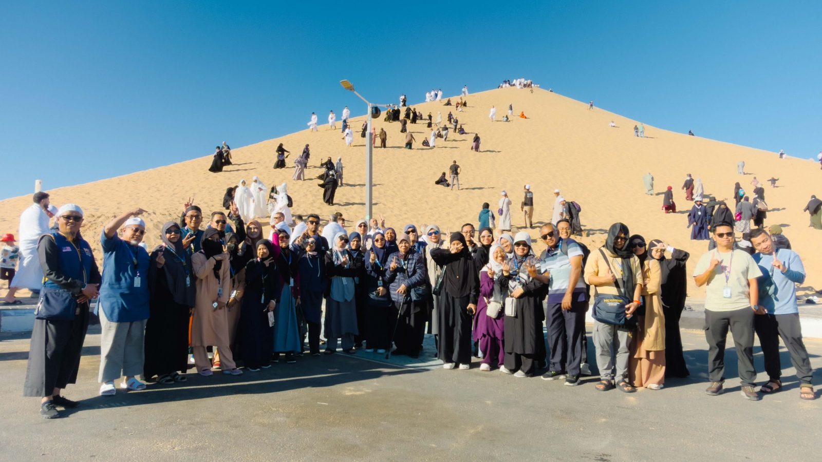 Rombongan jemaah umrah bergambar di kaki Jabal Malaikat, Badar