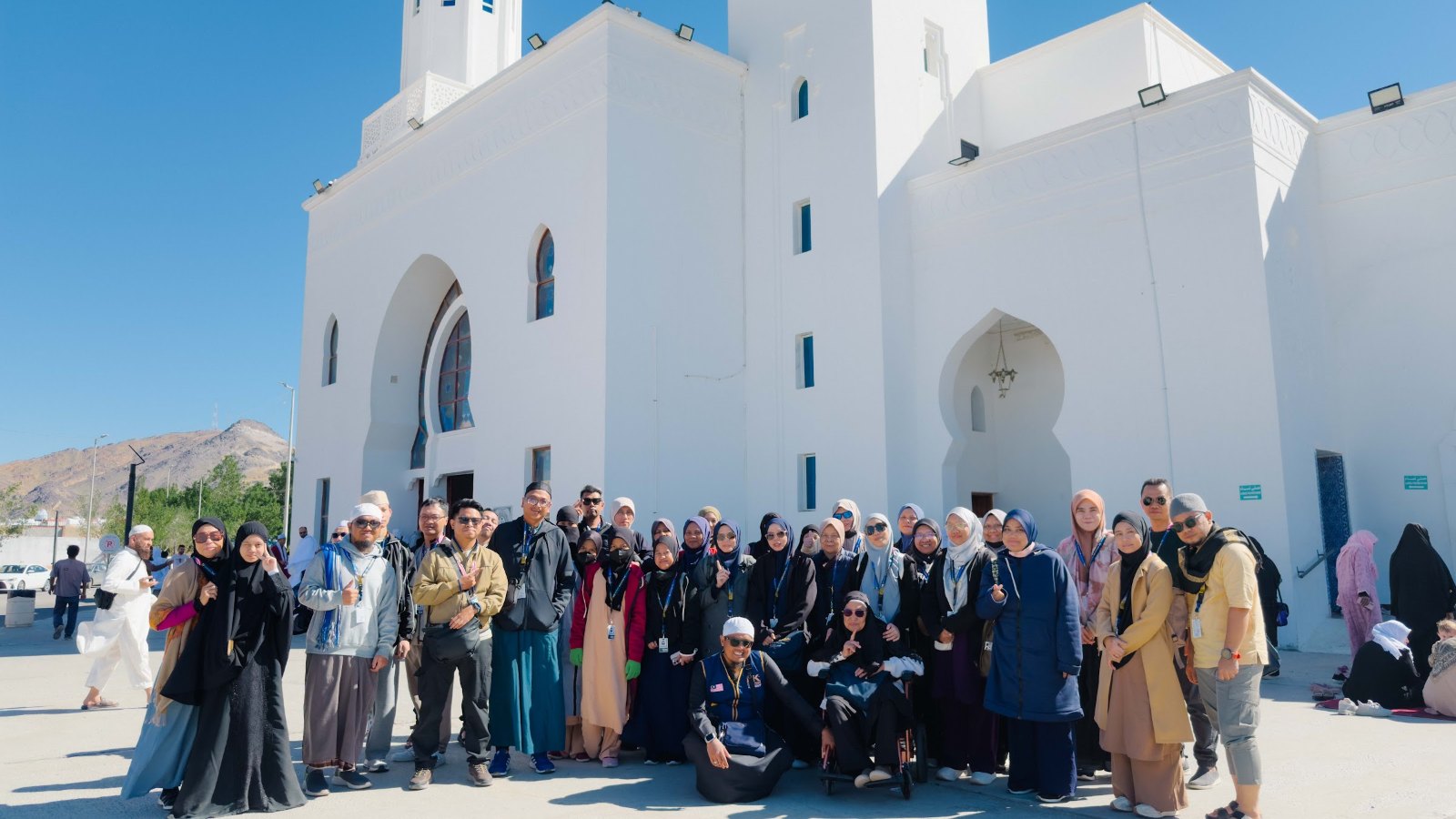 Rombongan jemaah umrah bergambar di hadapan Masjid Al-Arish, Badar