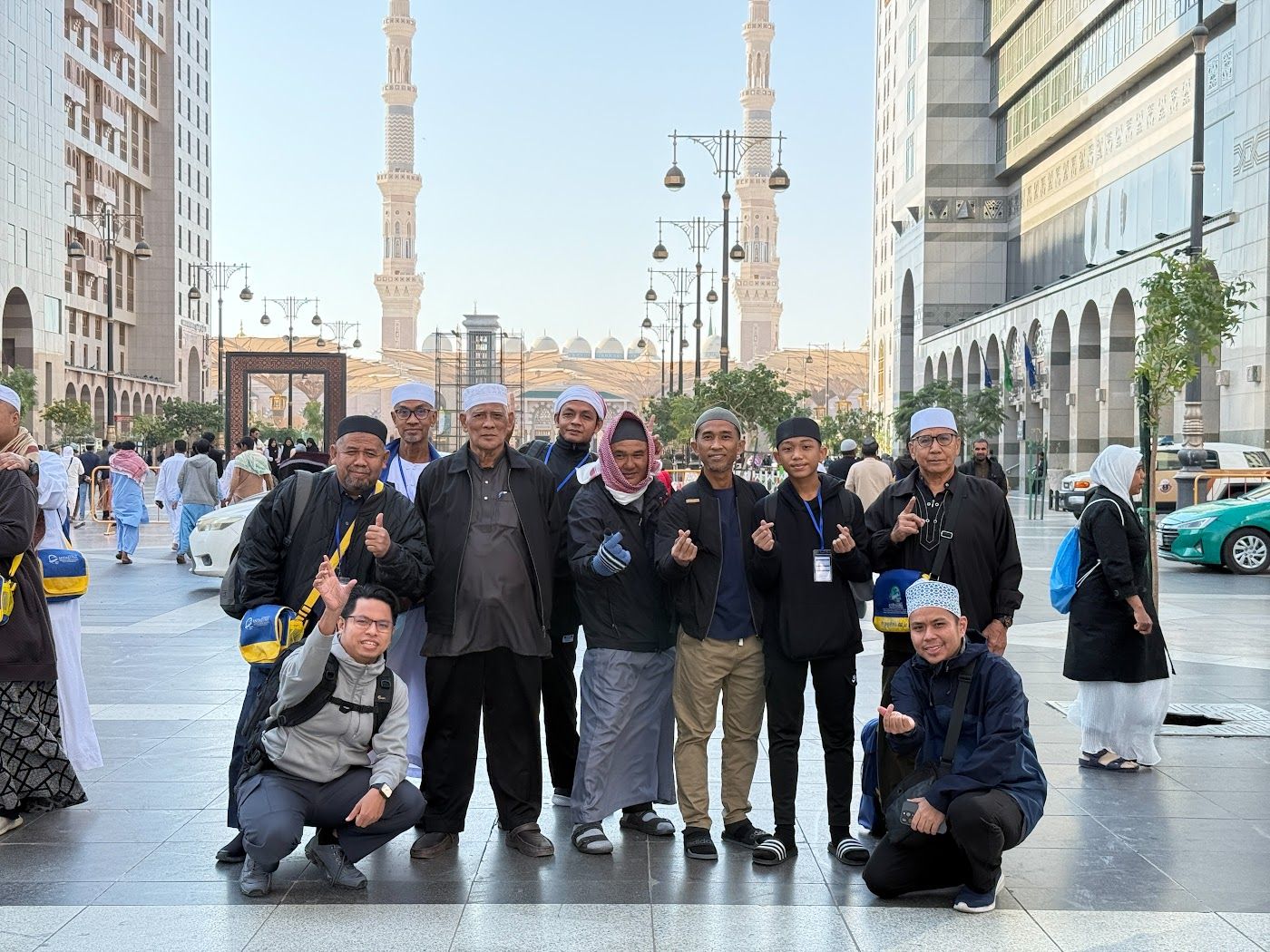 Rombongan jemaah umrah bergambar di Madinah