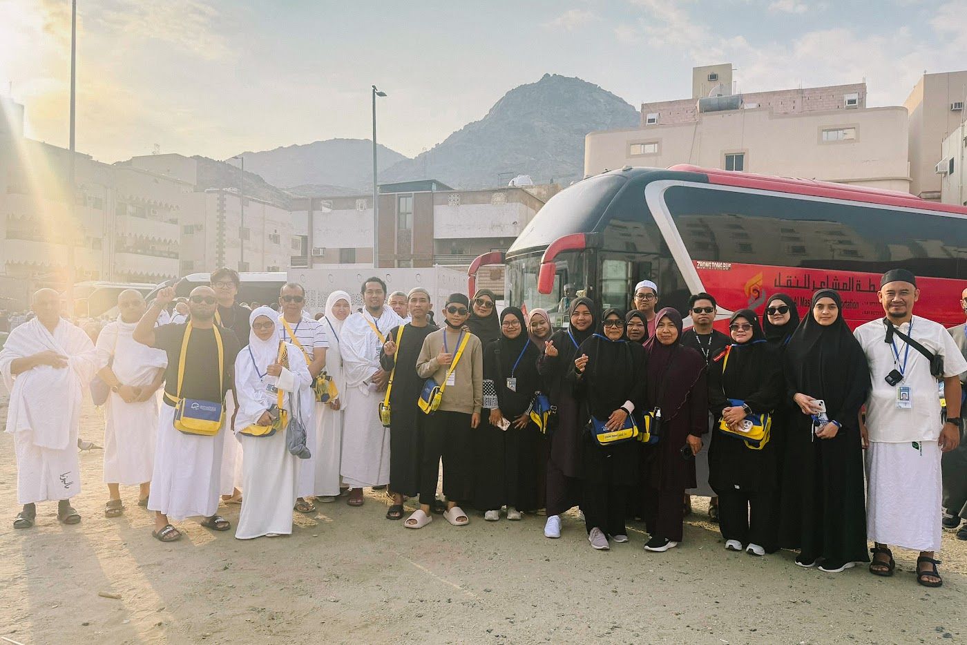 Rombongan jemaah umrah bersama bas pelancongan