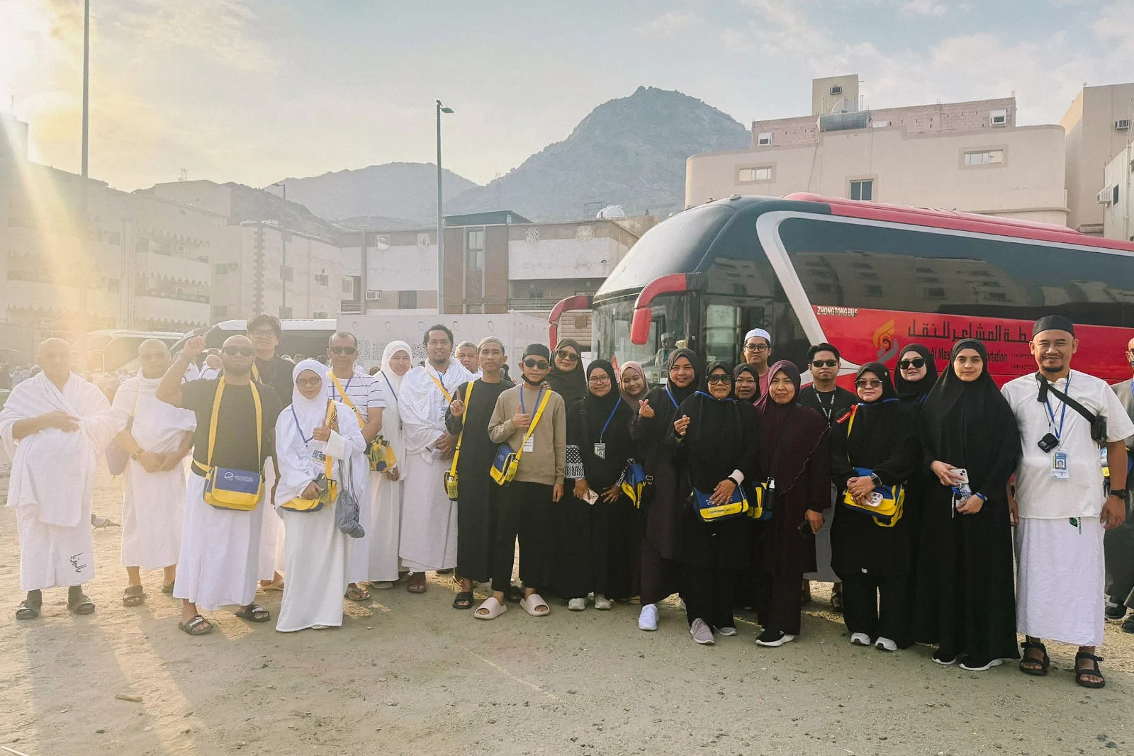 Rombongan jemaah umrah MK Haramain dalam pakaian ihram di Makkah