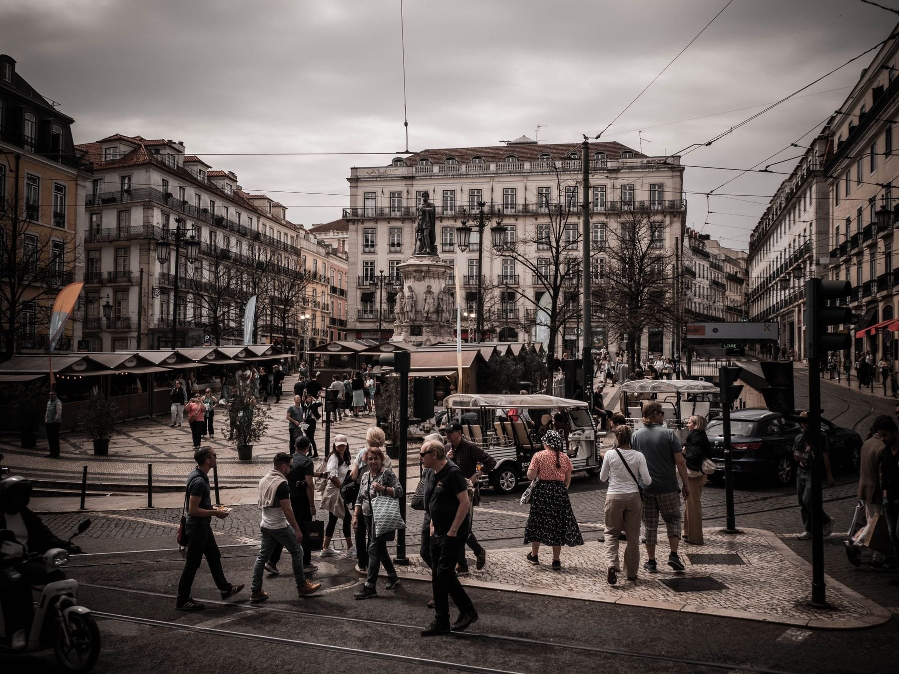 Suasana pejalan kaki di sekitar Dataran Rossio, Lisbon