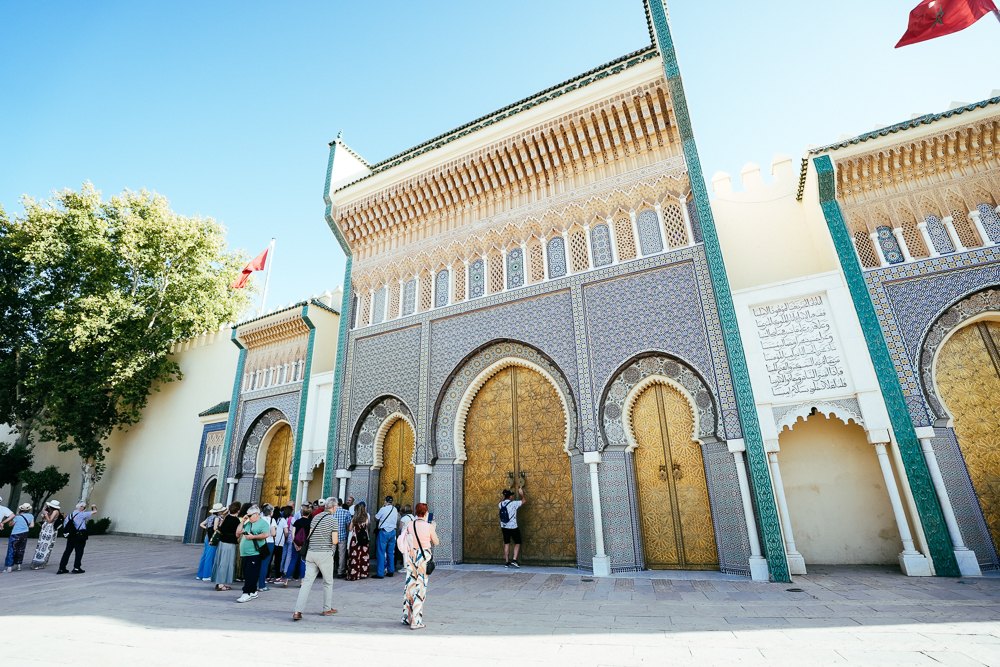 Pintu utama Royal Palace of Fez di Place des Alaouites dengan tujuh pintu gangsa berlapis emas