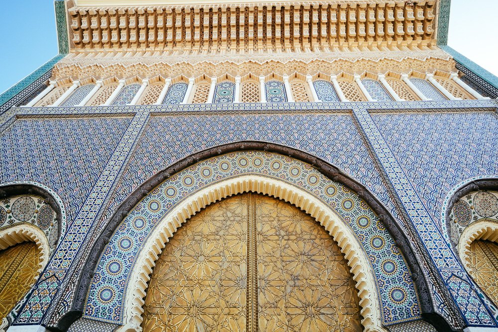 Lengkungan pintu Royal Palace of Fez dengan jubin zellige biru dan ukiran kayu cedar