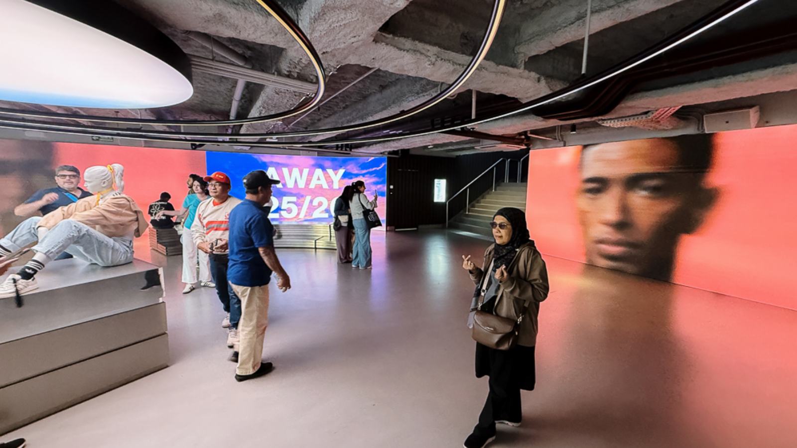 Ruang dalam kedai rasmi Real Madrid di Stadium Santiago Bernabéu
