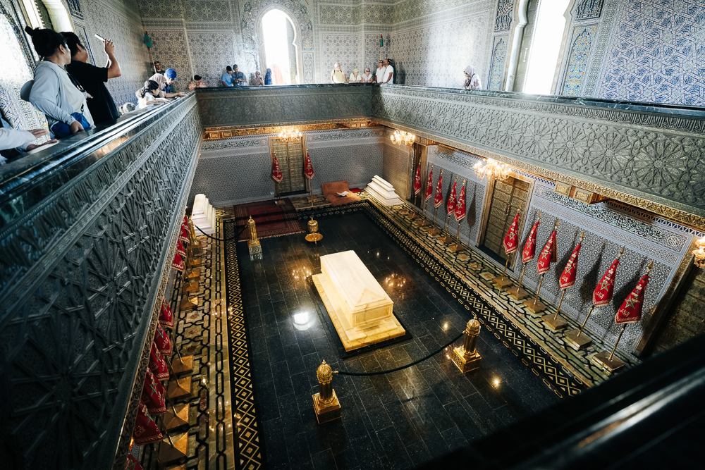 Ruang dalam Makam Mohammed V dengan pusara marmar