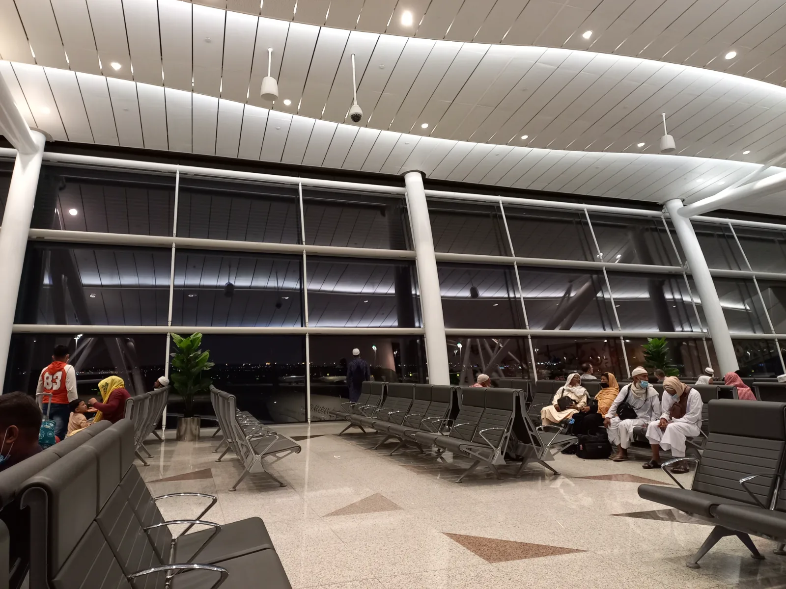 Jemaah menunggu di ruang berlepas Terminal 1 Lapangan Terbang Jeddah