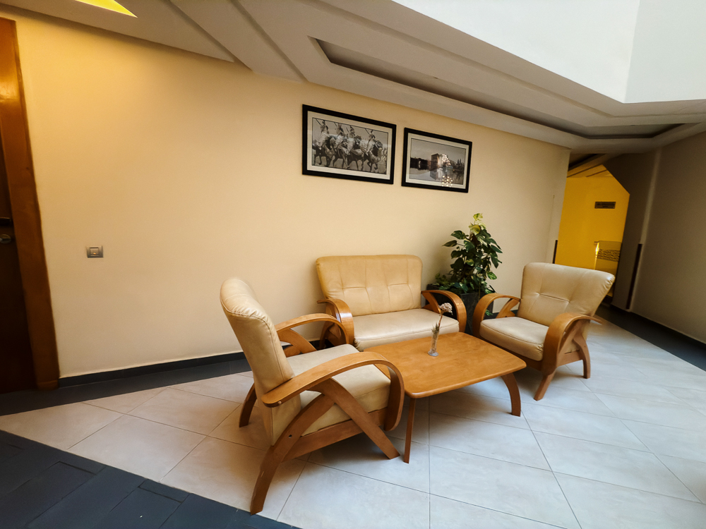 Ruang rehat dengan sofa kulit di tingkat bilik