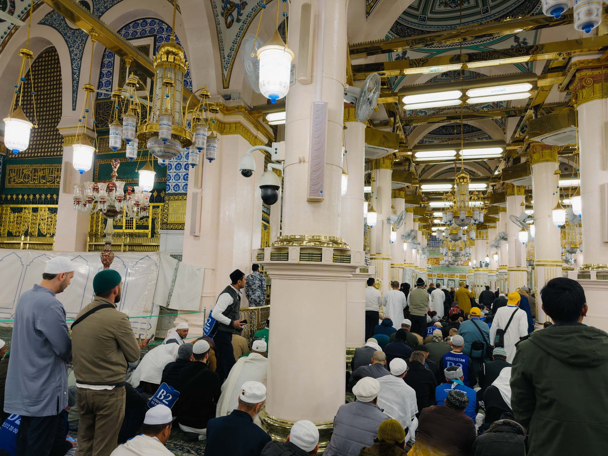 Ruang solat bahagian lama Masjid Nabawi berhampiran Raudhah