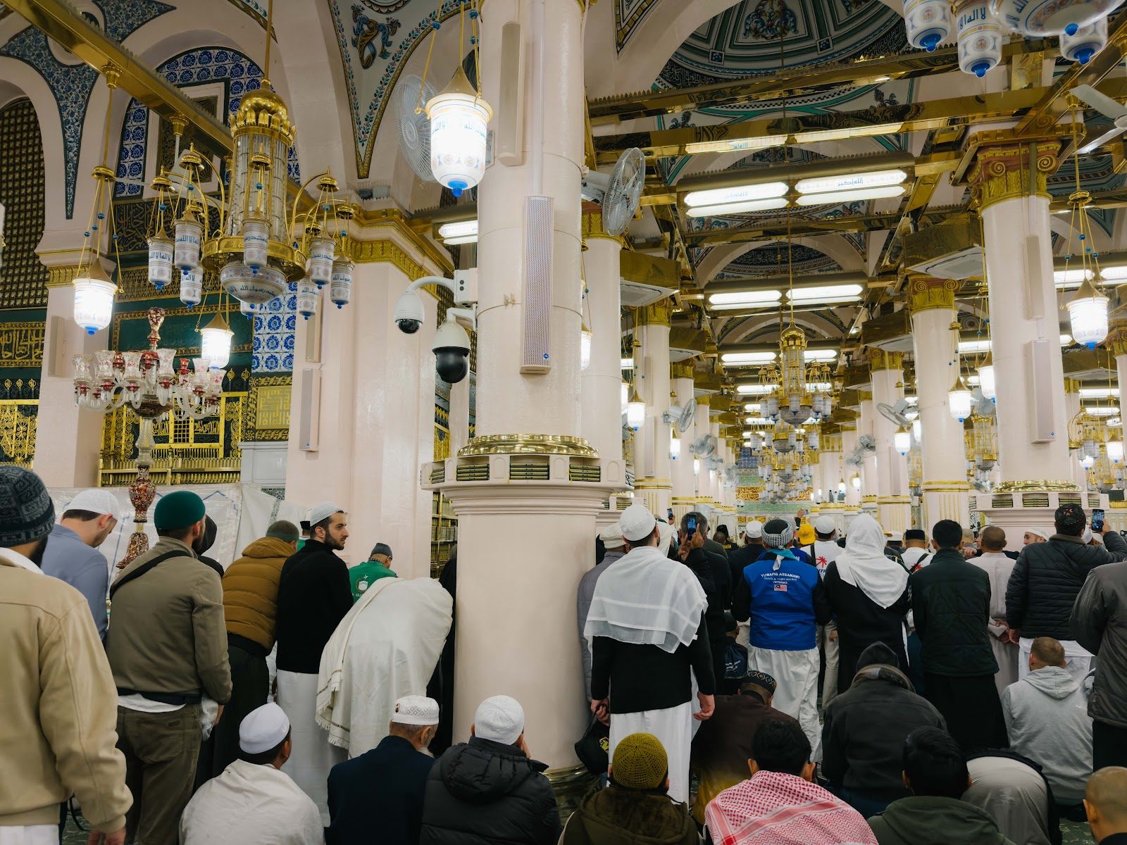 Ruang solat di dalam Masjid Nabawi menjelang waktu solat