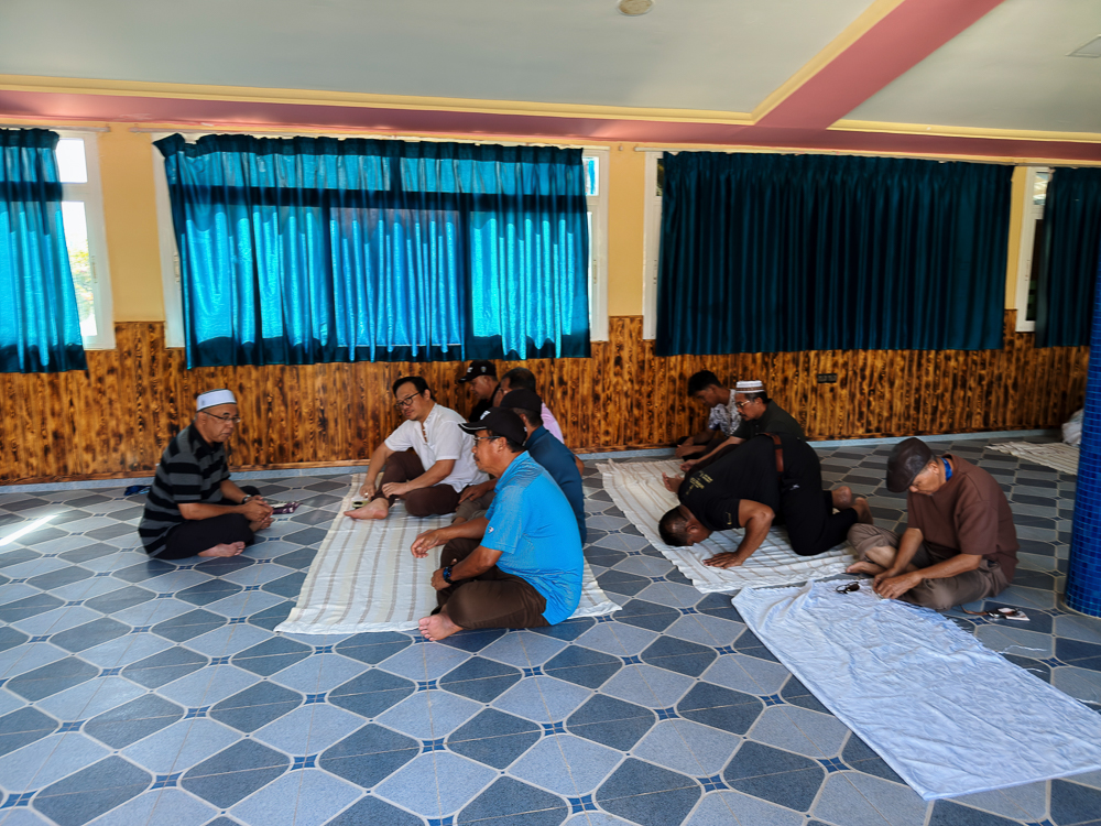 Peserta rombongan bersolat di ruang solat sebuah restoran dalam perjalanan ke Chefchaouen