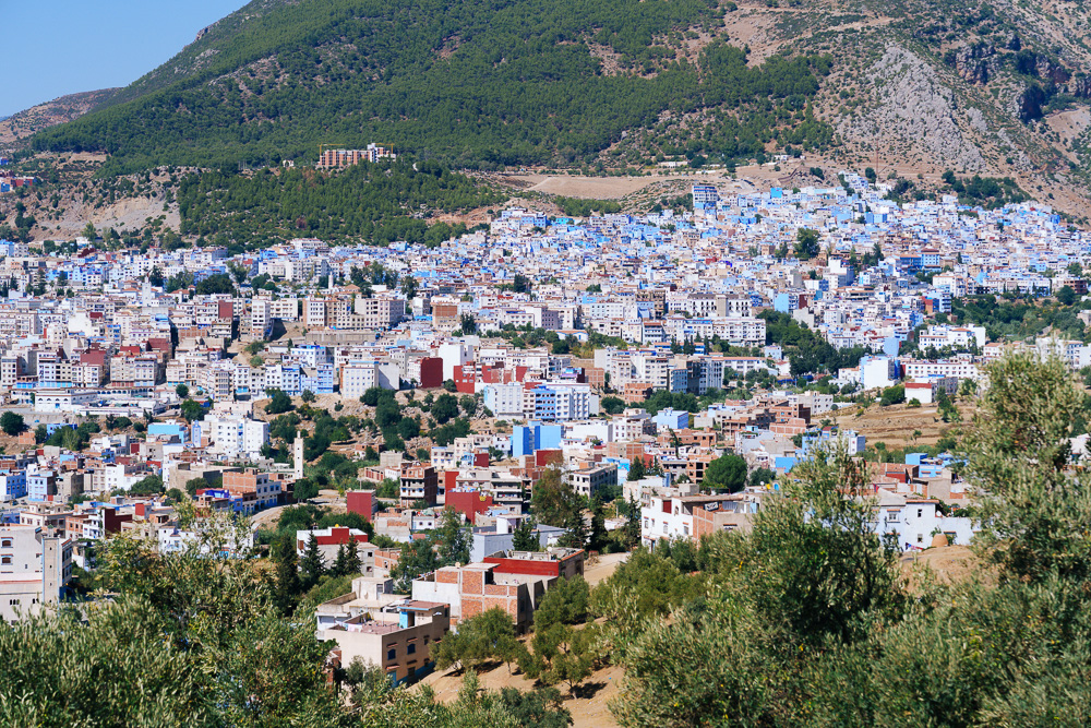 Deretan rumah biru dan putih di lereng bukit Chefchaouen