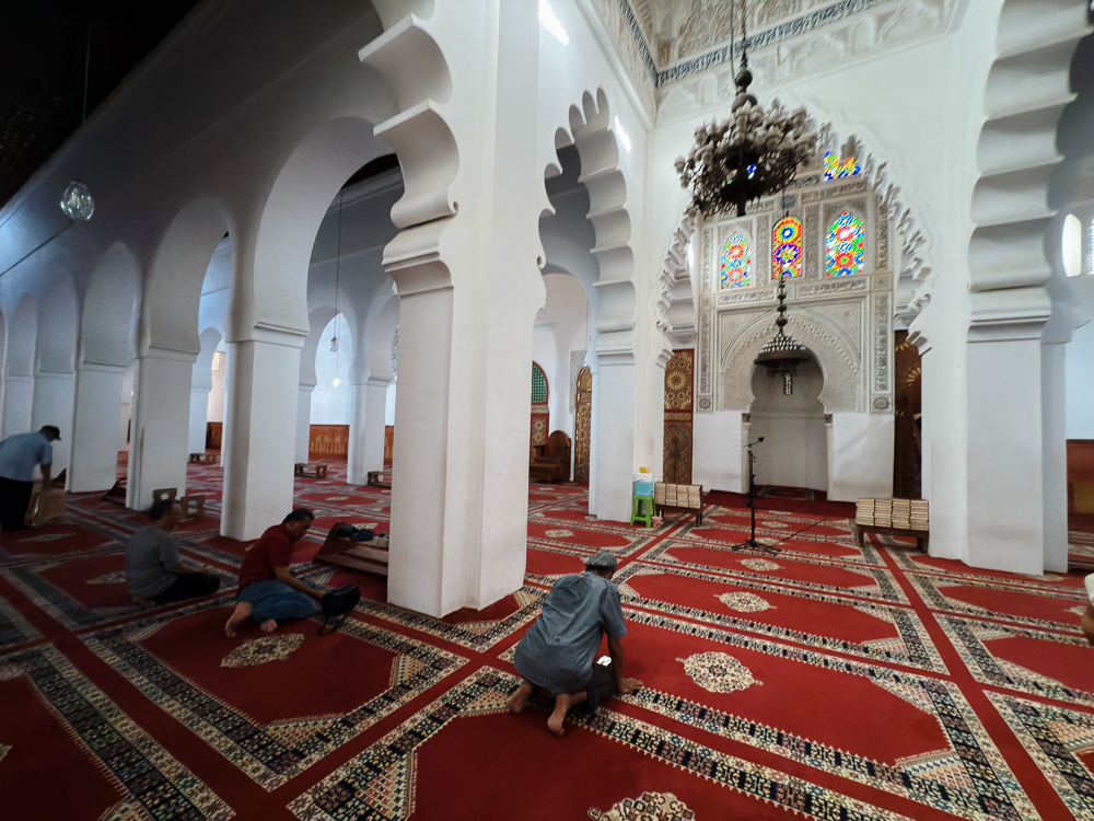 Jemaah di saf Masjid al-Qarawiyyin Fes