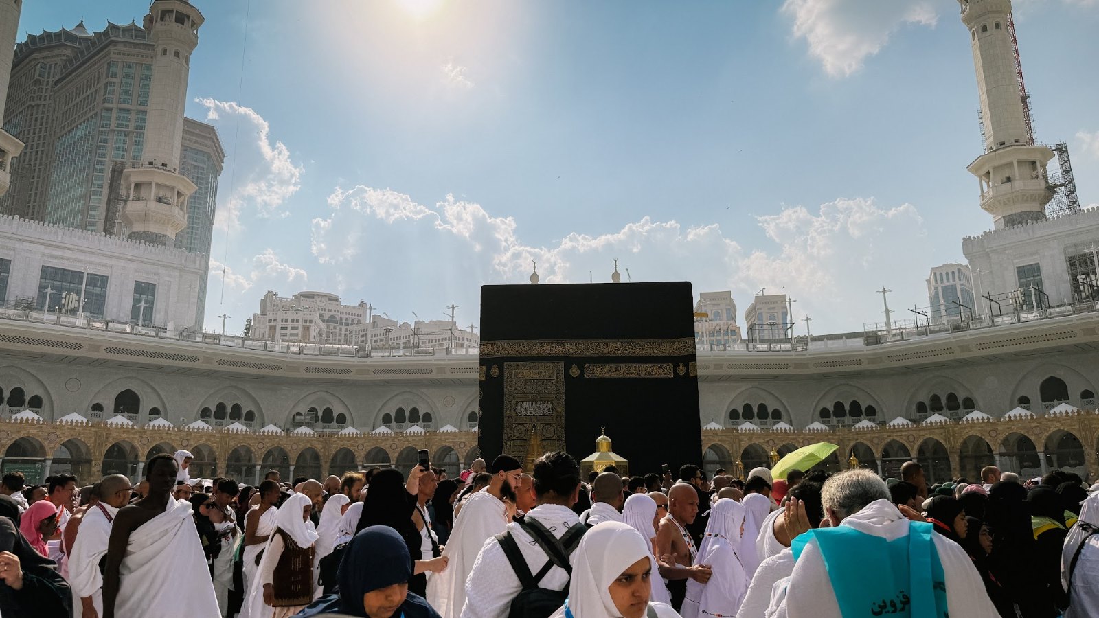 Jemaah bertawaf mengelilingi Kaabah di Masjidil Haram, Makkah