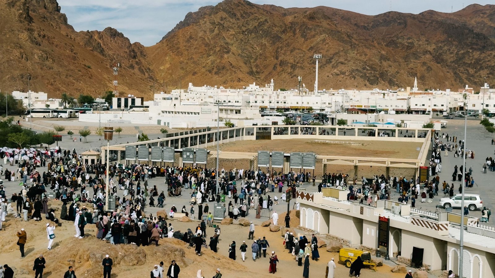 Kawasan Makam Syuhada Uhud dan Masjid Sayyid al-Syuhada dengan Bukit Uhud di belakang