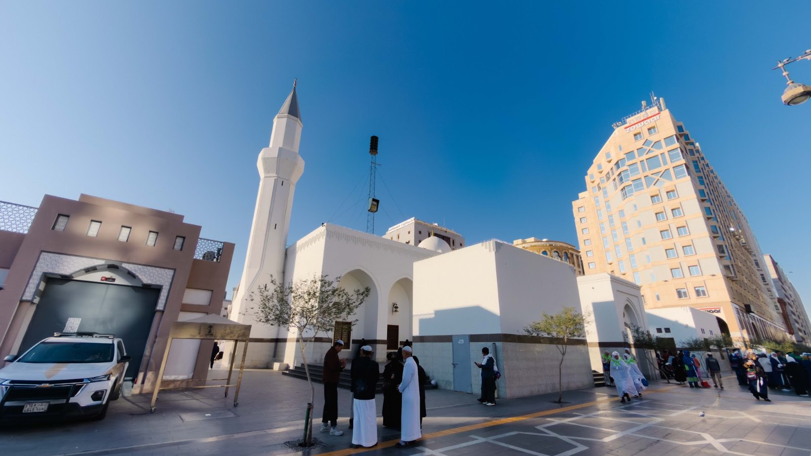 Masjid Ali bin Abi Talib berwarna putih berhampiran Masjid Nabawi, Madinah