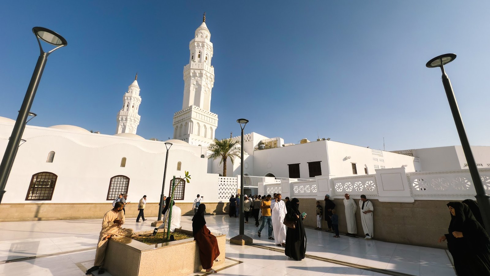 Menara dan dataran Masjid Quba di Madinah dengan langit biru