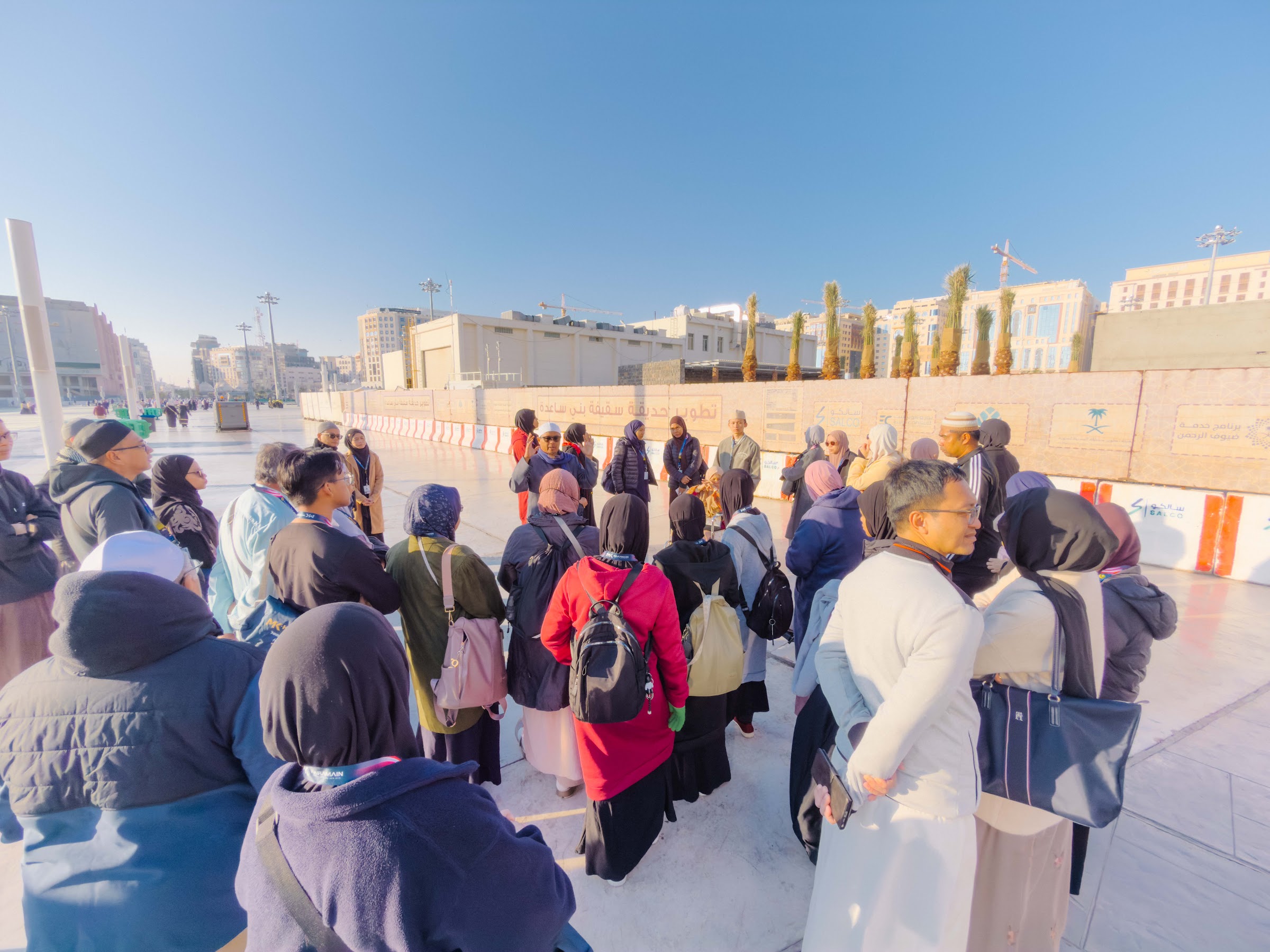 Mutawif memberi penerangan kepada rombongan jemaah umrah di dataran luar Masjid Nabawi berhampiran Taman Saqifah Bani Sa‘idah