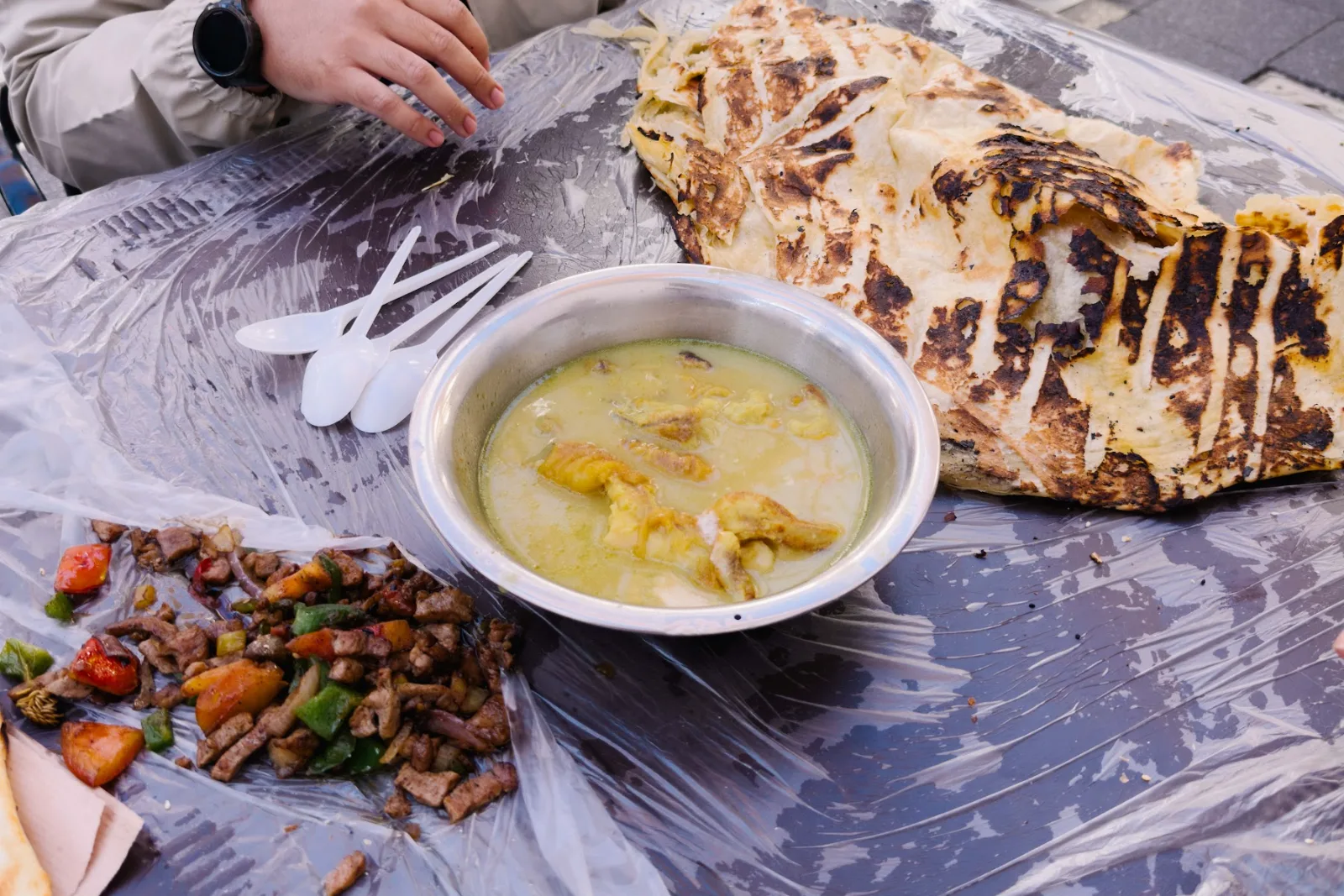 Roti Arab, sup dan lauk ringan sebagai hidangan jemaah