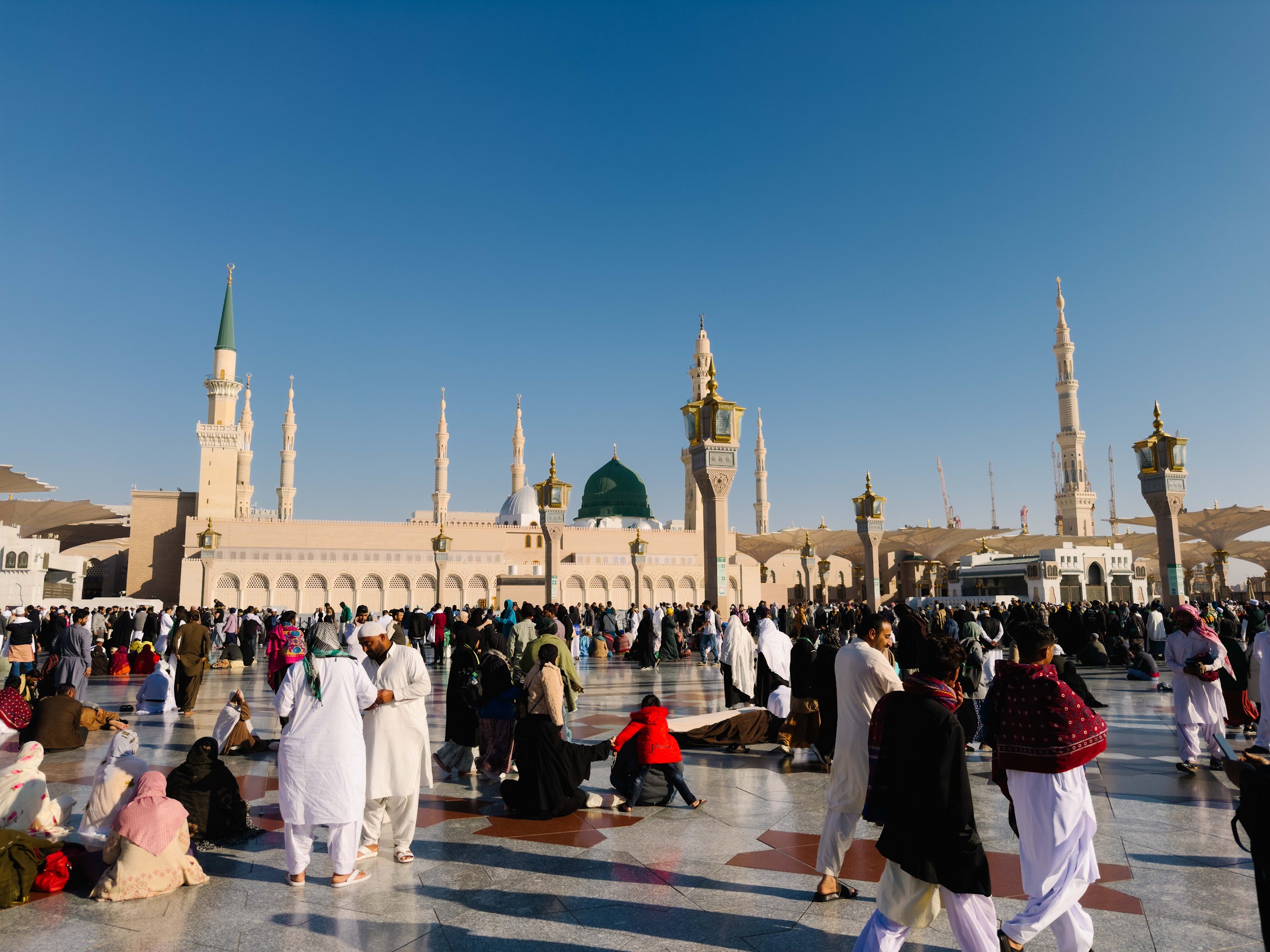 Dataran Masjid Nabawi pada waktu pagi dengan Kubah Hijau dan menara masjid di latar belakang