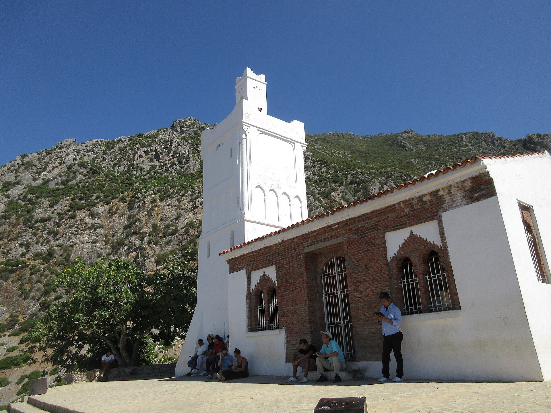 Seni bina Spanish Mosque Chefchaouen dengan menara putih dan dinding bata