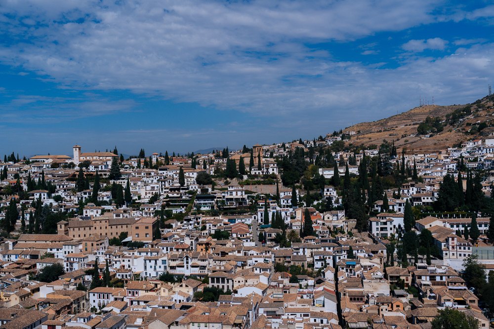 Panduan melawat Sepanyol, kawasan Albaicín di Granada dilihat dari Alhambra