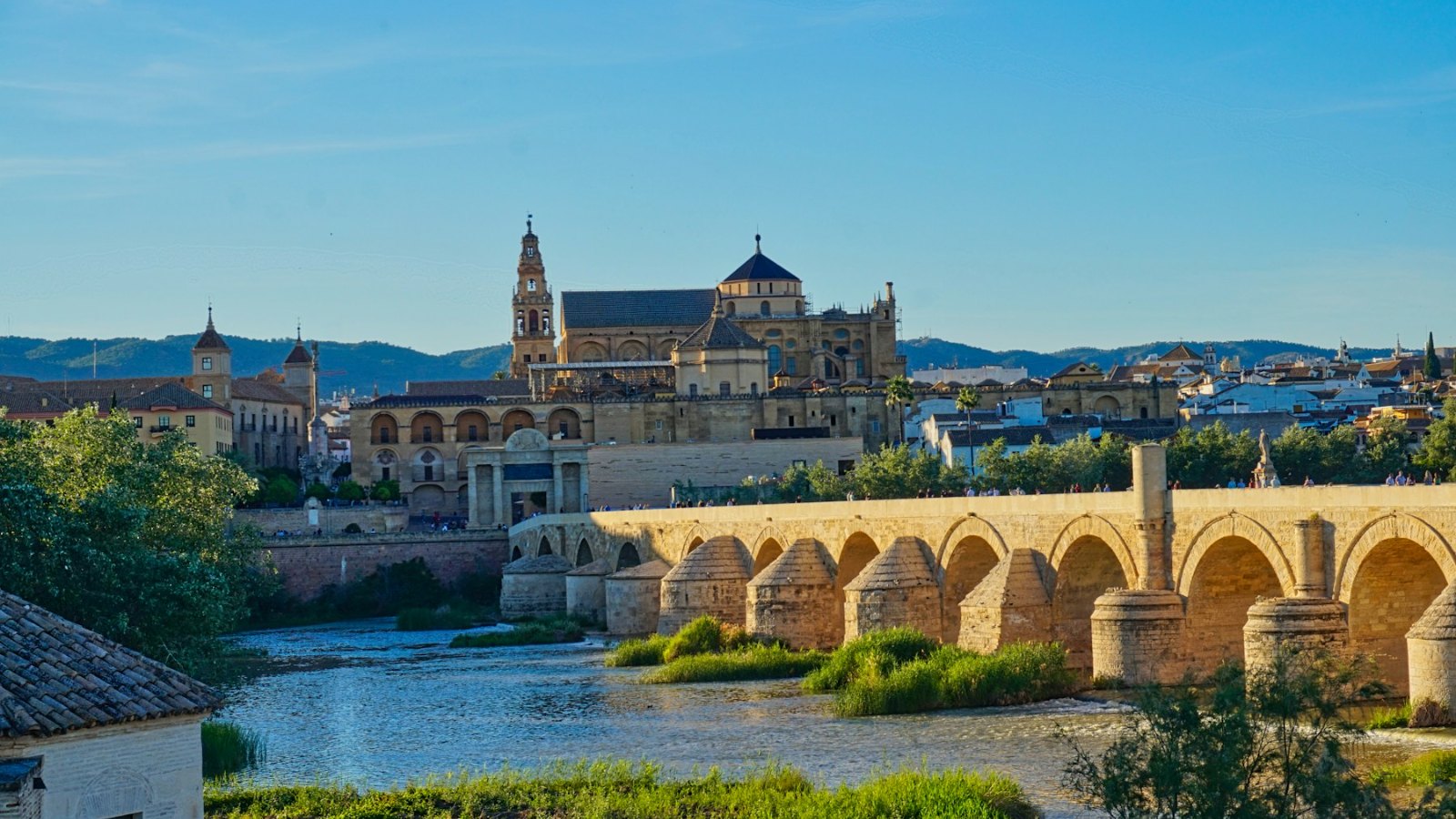 Jambatan Rom dan Masjid Agung Córdoba di tebing Sungai Guadalquivir