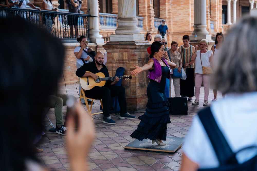 Persembahan flamenco jalanan di Plaza de España, Sevilla