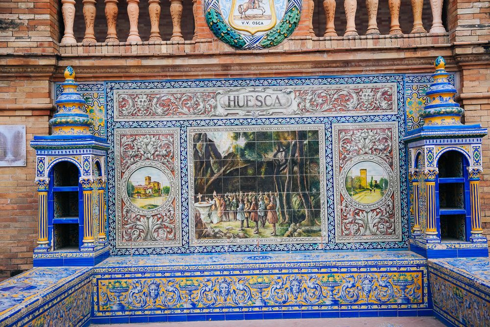 Bangku berjubin azulejo di Plaza de España, Sevilla