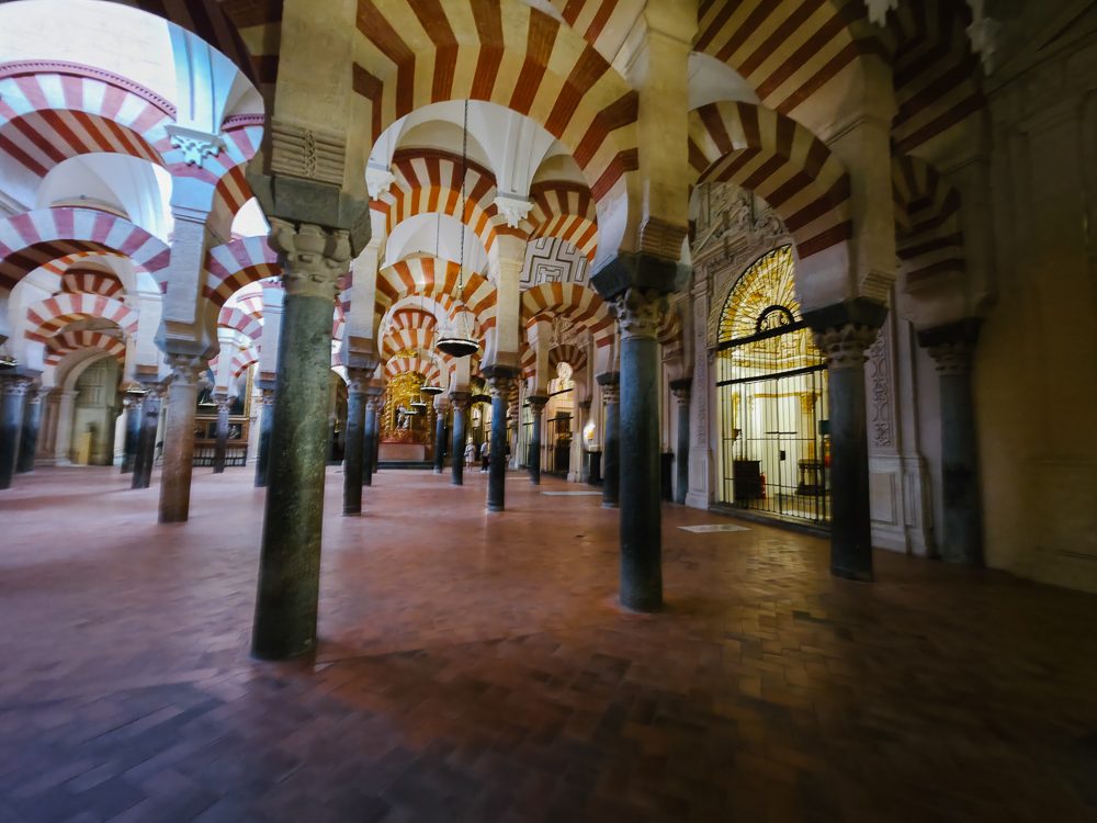 Panduan melawat Sepanyol, lengkungan merah putih di dalam Mezquita-Catedral Córdoba