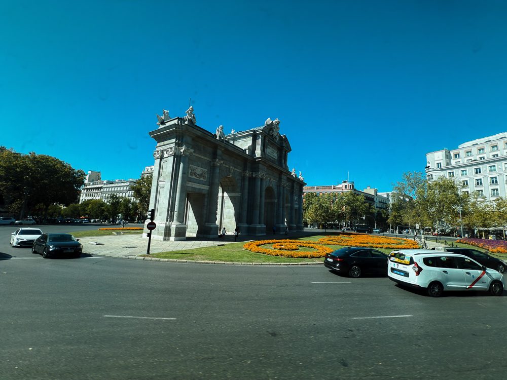 Puerta de Alcalá di tengah kota Madrid