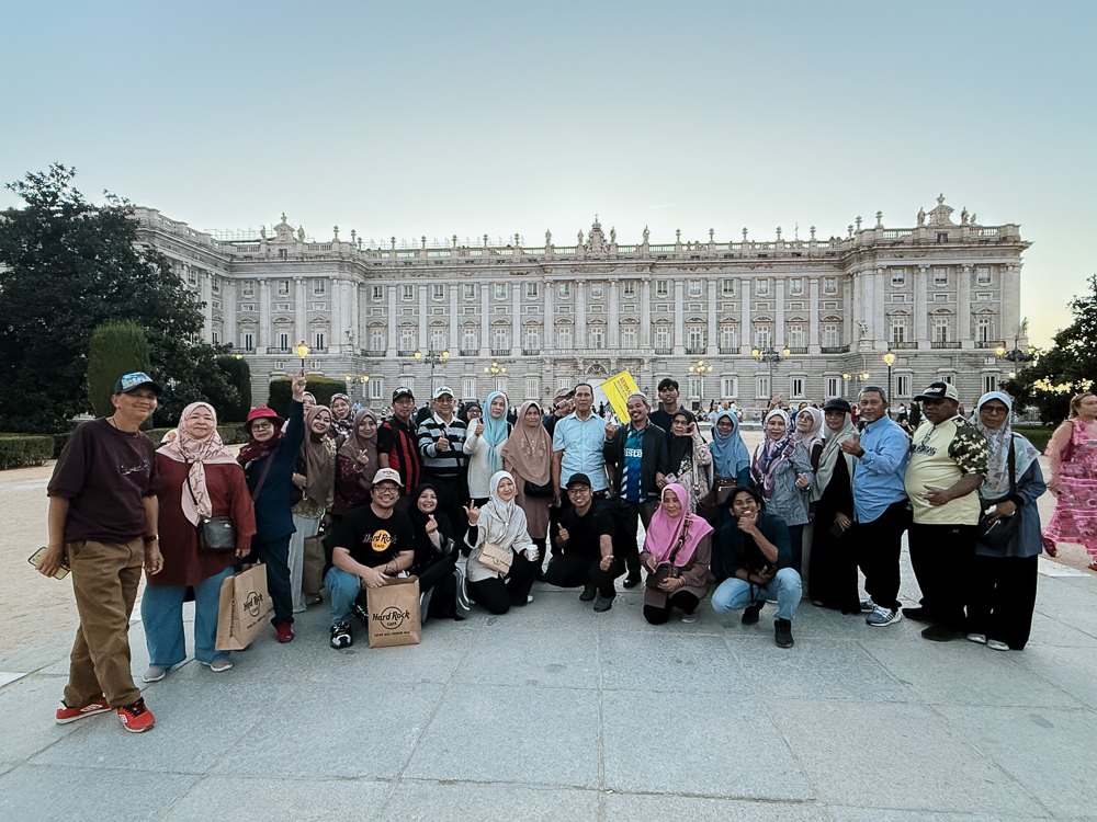 Panduan melawat Sepanyol, rombongan di hadapan Palacio Real Madrid